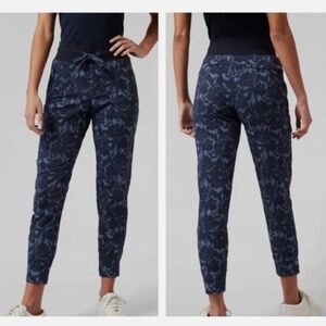 Athleta Trekkie North Jogger Pants in Ethereal Bloom Cottage Blue Ripstop Size 8